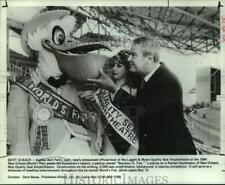 1984 Press Photo Bert Parks greets mascot of the Liggett & Myers Amphitheater. picture