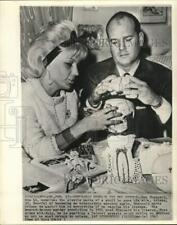 1965 Press Photo Sam Sheppard gives wife a plastic skull - now50890 picture