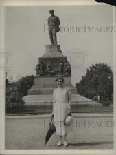 1937 Press Photo Marion Talley at Verdi statue in Milan, Italy picture
