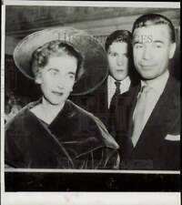 1956 Press Photo Woolworth heiress Barbara Hutton shown with man and youngster. picture