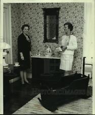 1970 Press Photo Mrs. Honet and Mrs. Delchamps at Oakleigh bedroom in Alabama picture