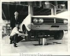 1975 Press Photo Supervisor And Foreman Of New Motor Vehicle Inspection Station picture