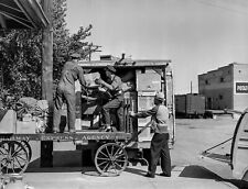 1940 RAILWAY EXPRESS TRUCK Being Loaded for Delivery 8.5x11 Photo picture