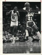 1986 Press Photo Michael Cooper, Dirk Minniefield, Lakers vs. Rockets Basketball picture