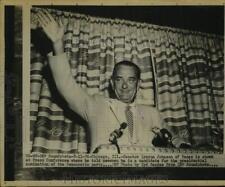 1956 Press Photo Senator Lyndon Johnson of Texas speaks to press in Illinois picture