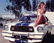 11X14 PUBLICITY PHOTO - FARRAH FAWCETT-MAJORS ON FORD MUSTANG COBRA II (LG-127) picture