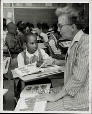1970 Press Photo Volunteers in Public Schools' Major Johnson with Student, Texas picture