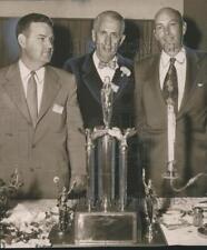 1952 Press Photo Hugh M. Comer, Textile Executive, with Others at Awards Event picture