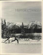 1993 Press Photo Cross-country ski pair on trail at Banff National Park, Alberta picture