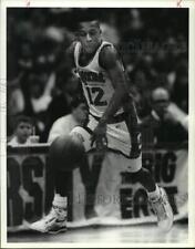 1989 Press Photo Syracuse U basketball player Michael Edwards starts fast break picture