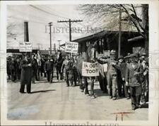 1941 Press Photo Buffalo Steel Co. workers strike in Tonawanda, New York picture