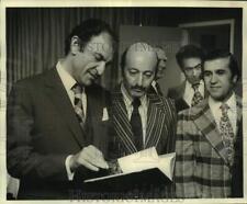 1975 Press Photo Tulane students from Iran present book to Iranian Ambassador picture