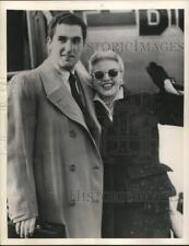 1954 Press Photo Ginger Rogers and Jacques Bergerac board plane in London. picture