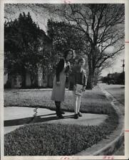1971 Press Photo Mrs. Benton Russel & daughter Erin wait for Houston school bus picture