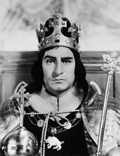 Laurence Olivier as Richard III 1955 Photo - Sir Laurence Olivier is robed for h picture