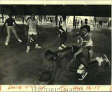 1984 Press Photo Basketball players use the playground on LaSalle Avenue picture