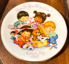 Vintage 1992 AVON MOTHERS DAY COLLECTOR PLATE How Do You Wrap Love? 22K picture