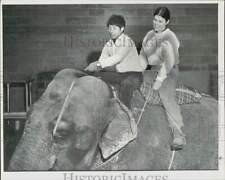 1987 Press Photo Gun Bahadur Kumal & Susan Butcher ride elephant at Alaska Zoo picture