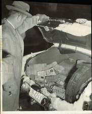 1955 Press Photo FBI agent finds coins inside trunk of car at Minneapolis picture