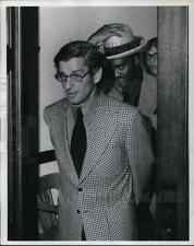 1973 Press Photo Jack Levin Leaving Court Room - cva27160 picture