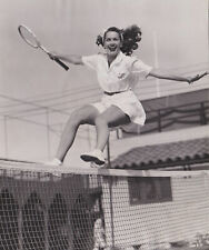 1943 Press Photo Beautiful Actress Jinx Falkenburg Jumping Over a Tennis Net picture