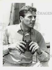 1966 Press Photo Gary Collins, actor, with binoculars - hpx20650 picture