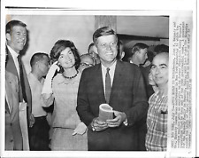 Vintage AP Wirephoto Photo 1960 JOHN F  & JACQUELINE KENNEDY Campaign in NEW YOR picture