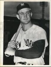 1960 Press Photo Bob Cerv of New York Yankees baseball team holds bat. picture