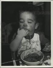 1986 Press Photo Baby Jackie Gozzi Eating Spaghetti - sya16009 picture