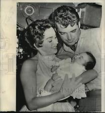 1957 Press Photo Actors Rory Calhoun & Lita Baron with Daughter Cindy, Hollywood picture
