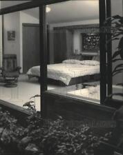 1985 Press Photo Master bedroom and spa of Jones' home, Milwaukee - mjb67432 picture