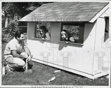 1960 Press Photo Singer Barry Morrell watches his daughters in their playhouse picture