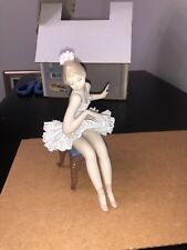 Lladro 'Recital' #5496 pre-owned, slight flaw picture
