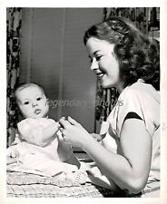 1948 Actress Shirley Temple with Infant Daughter Original News Service Photo picture