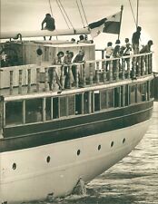 LG892 1976 Original Bob East Photo RELAXED CREW AND PASSENGERS OF POLYNESIA Ship picture