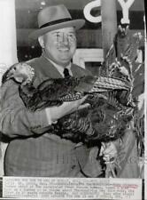 1956 Press Photo Eddy Gilmore of Associated Press holds turkey in St. Louis. picture