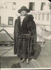 1922 Press Photo Edna Roselyn arrives from England on the S.S. Aquitania picture
