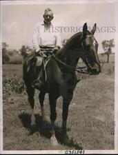 1938 Press Photo Kansas Gov, Alf Landon on his horse picture