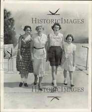 1954 Press Photo Mrs. Roger Kyes walks with daughters Kathy, Frannie and Anne picture