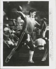 1986 Press Photo Bills' Jim Kelly throws pass at Orchard Park practice, NY. picture