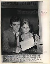 1963 Press Photo Actress Sue Lyon and Hampton Fancher display CA wedding permit picture