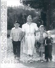1956 Rutledge TN Mother Attends Grammar School w Her Children Press Photo picture