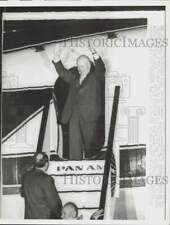 1960 Press Photo Premier Khrushchev waves a farewell at Idlewild Airport, NY picture