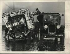 1932 Press Photo Men transfer cargo from a stalled truck in flooded San Jose, CA picture