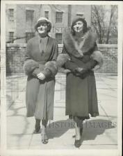1932 Press Photo Elizabeth Vandenberg, Guest Marie Smith on Easter Stroll, DC picture
