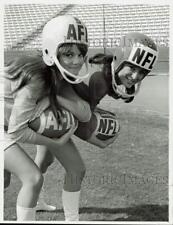 1968 Press Photo Nancy Neal, Georgi White Promote Football's Super Bowl In Miami picture