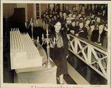 1939 Press Photo Mrs. David de Sola Pool lights candle for Hadassah, New York picture