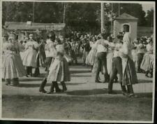 1932 Press Photo Dancing on grounds of a restaurant in Moravia, Czechoslovakia picture