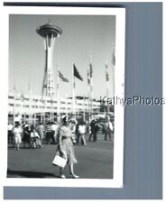 FOUND B&W PHOTO H_7337 SPACE NEEDLE, PEOPLE AT SEATTLE WORLD'S FAIR - BLURRY picture