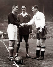 FA Cup Harry Healless and Clem Stephenson shake hands 1928 Soccer OLD PHOTO picture